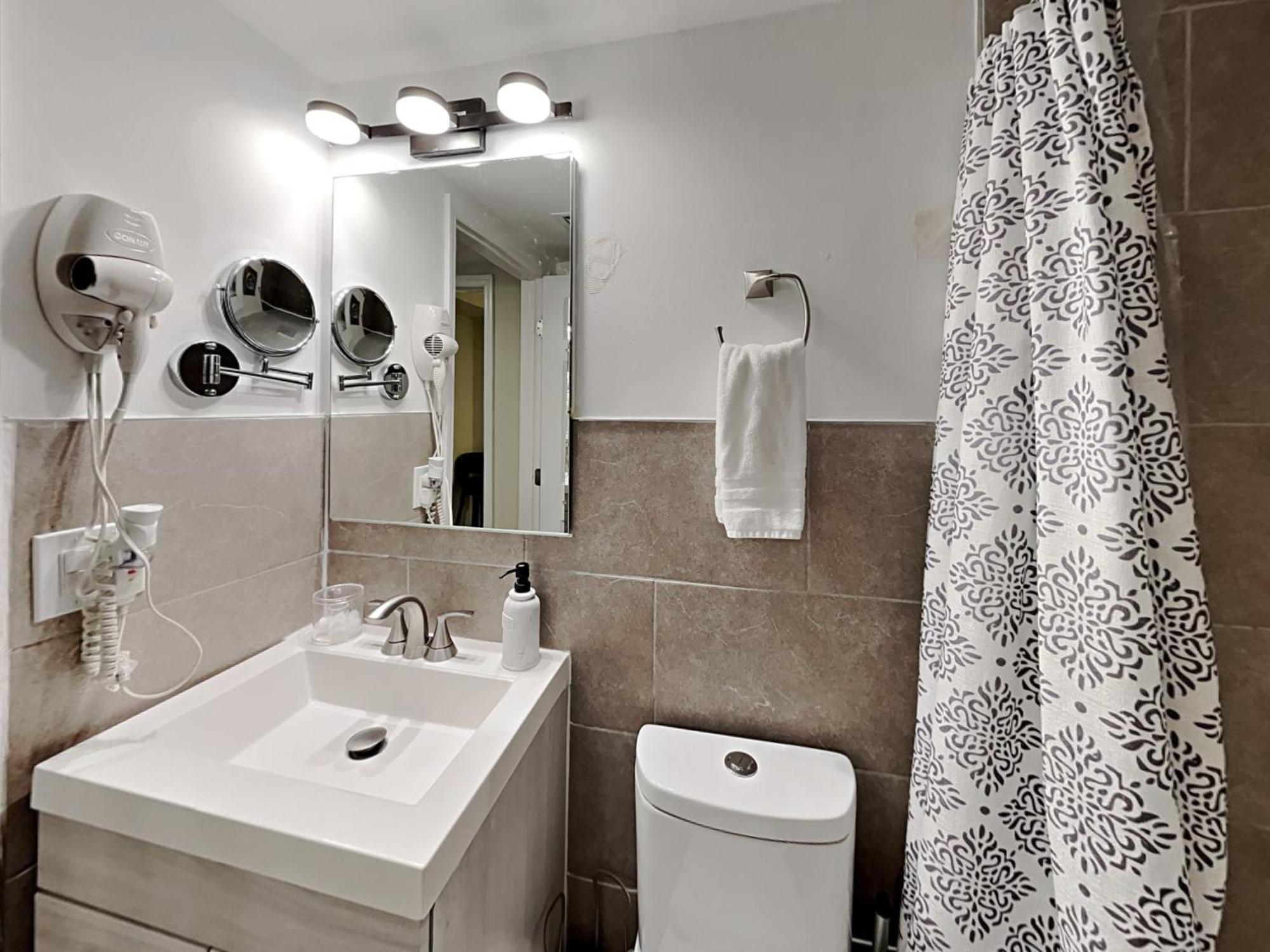 Private Rooms At Miami Centrally Located With Free Parking Екстер'єр фото