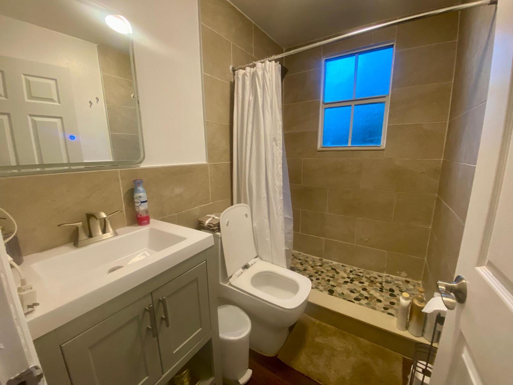 Private Rooms At Miami Centrally Located With Free Parking Екстер'єр фото
