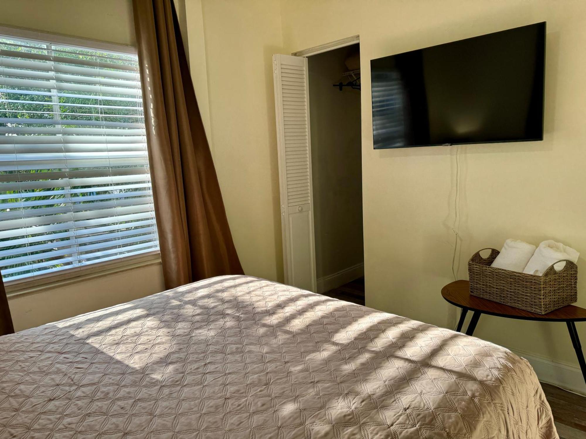 Private Rooms At Miami Centrally Located With Free Parking Екстер'єр фото