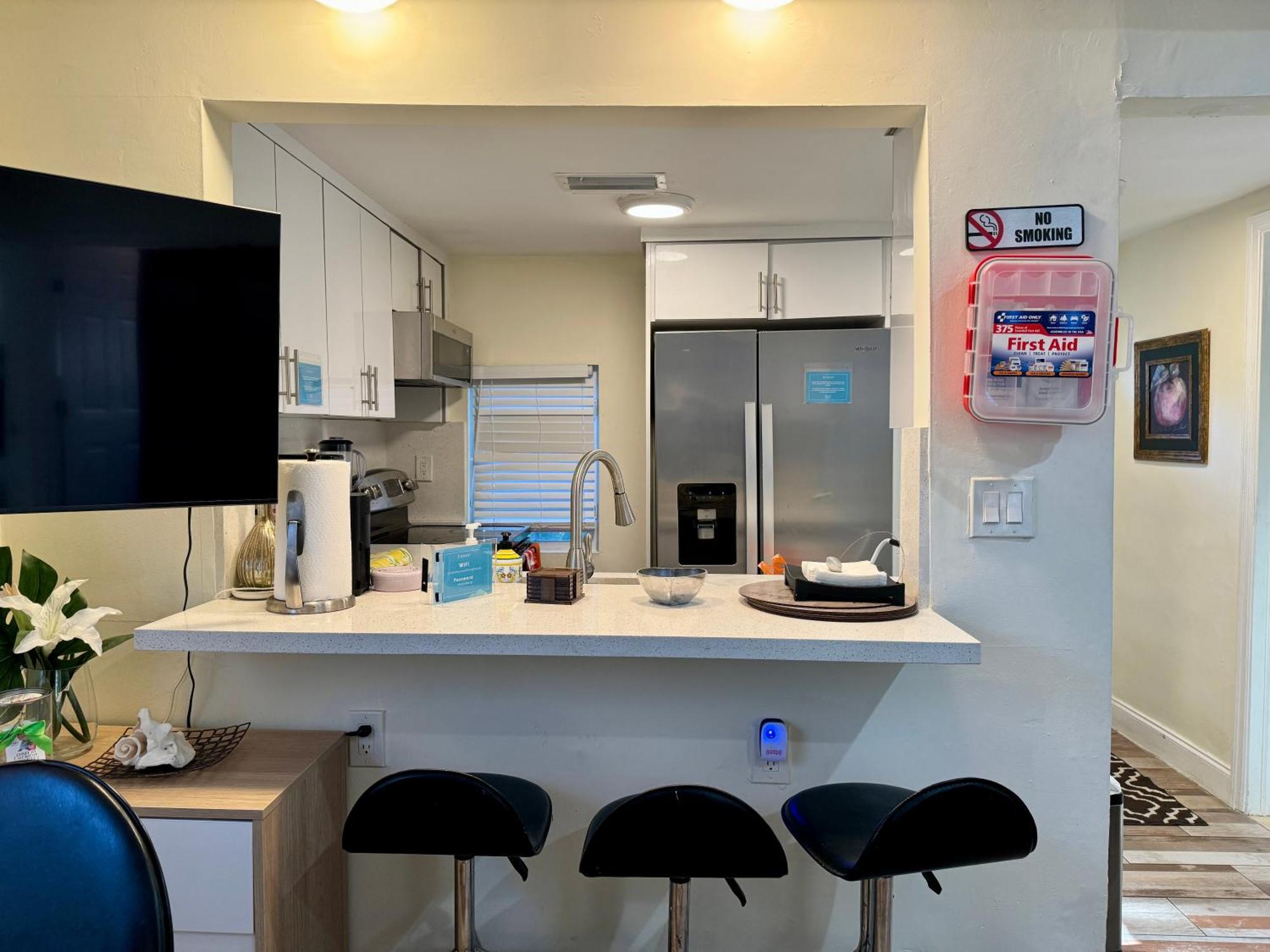 Private Rooms At Miami Centrally Located With Free Parking Екстер'єр фото